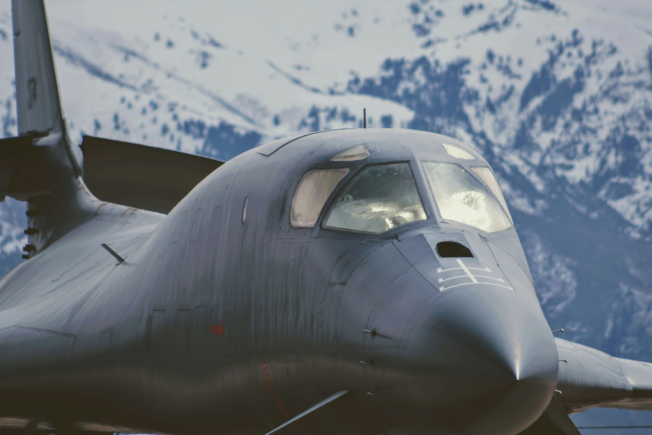 airplane near mountian